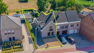 <p><span>Afspraak BEZOEKDAG TELEFONISCH via Jari Wante op 0470/21.14.82</span></p><p><span>Ontdek deze statige woning (bouwjaar 1972) op een perceel van 557 m². Het pand is gunstig gelegen in de directe nabijheid van alle nodige voorzieningen, zoals scholen, winkels en het openbaar vervoer. Bovendien geniet u van een vlotte verbinding naar de belangrijkste invalswegen.<br /><br />De indeling is als volgt: inkomhal met gastentoilet die toegang biedt tot de leefruimte en eetplaats. Achteraan bevinden zich de keuken en de veranda met zicht op de zuidgerichte tuin. Op de eerste verdieping zijn er 3 slaapkamers (8 m², 21 m² en 23 m²) en een badkamer. De zolder is toegankelijk via een zoldertrap.<br /><br />Een grote troef van deze woning is de onderhoudsvriendelijke, zuidgerichte tuin — ideaal om te ontspannen en te genieten van de rust. De woning beschikt over een garage met kelder en biedt heel wat parkeermogelijkheden.<br /><br />EPC: 378 kWh/ (m² jaar) – Label D<br />Cv op stookolie<br /><br />Alle documenten zijn raadpleegbaar op de website www.immo-zone.be</span></p><p><span> </span></p>