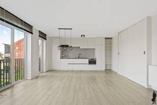 Gezellig 1-slaapkamer-appartement met terras in groene omgevingIndeling:- Leefruimte van ca. 28m²- Keuken voorzien van combi-oven, frigo en vriezer-...