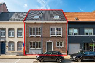 <p>Deze prachtige gezinswoning is gelegen in hartje Lebbeke, op wandelafstand van winkels, scholen en openbaar vervoer. Indeling: een ruime inkomhal met gastentoilet en vestiaire, een eerste kamer die kan worden ingericht naar wens (bureau/slaapkamer/…), een volledig geïnstalleerde keuken met aansluitend een praktische kelder. Verder is er een lichtrijke leefruimte en terras, een praktische bergruimte met oa aansluiting wasmachine & droogkast en voldoende stockageplaats. Op de verdieping is er een nachthal, een luxebadkamer met ligbad, inloopdouche, dubbele wastafel en toilet en zijn er 3 slaapkamers. Op de tweede verdieping is er een technische ruimte en een 4<sup>e</sup> slaapkamer. Bij deze gezinswoning is ook een dubbele garage inbegrepen in de huurprijs. TROEVEN: gezinswoning afgewerkt met hoogwaardige materialen, centraal gelegen, dubbele garage inbegrepen in huurprijs, onmiddellijk beschikbaar. Bezoek enkel mogelijk na afspraak met Charlotte van IMMO TROEF: info@immotroef.be</p>