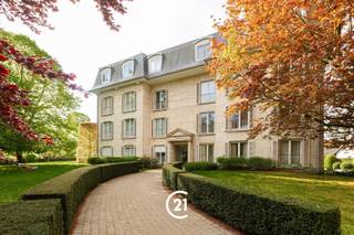 <p>Exclusief wonen te Poolse Winglaan in Sint-Denijs-Westrem. <br />In deze rustige en groene omgeving geniet u dagelijks van ruimte, comfort en een uitstekende bereikbaarheid.<br />Dit riante appartement straalt klasse en elegantie uit, met een stijlvolle indeling en hoogwaardige afwerking tot in het kleinste detail.<br />Ingebouwde vitrinekasten, twee open haarden en kwalitatieve materialen creëren een luxueuze en warme woonbeleving.</p><p>De royale indeling omvat een indrukwekkende inkomhal met apart gastentoilet, een lichtrijke leefruimte, stijlvolle eetkamer en een volledig uitgeruste keuken.<br />Verder beschikt dit uitzonderlijke appartement over een master bedroom met ensuite badkamer en dressing, drie volwaardige slaapkamers en een tweede badkamer.</p><p>Als extra troeven geniet deze eigendom bovendien van twee privatieve kelderbergingen en twee garages.</p><p>Het appartement is eveneens toegankelijk met de lift.</p><p>Dankzij de nabijheid van een tramhalte, winkels, scholen en belangrijke invalswegen, combineert deze eigendom rustig wonen met alle voorzieningen binnen handbereik.</p><p>Een unieke opportuniteit voor wie op zoek is naar een klassevol en ruim appartement op een absolute toplocatie.<br />Interesse? Aarzel niet en contacteer ons voor het inplannen van een bezoek.</p>