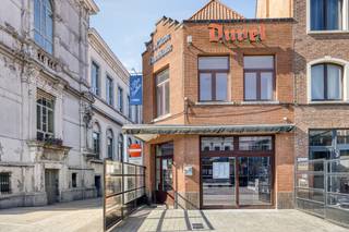 Een unieke kans om eigenaar te worden van het gekende Café 't Klein Stadhuis, gelegen op de Grote Markt in Vilvoorde. Dit gezellige buurtcafé geniet een uitstekende zichtbaarheid midden in het centrum.Indeling:Gelijkvloers:- Caféruimte met toog - Aparte keuken - Sanitair- Terras - Berging- Kelder1ste verdieping:- Woonkamer- Eethoek- Badkamer met ligbad- Slaapkamer 12e verdieping:- Slaapkamer 2- Zolderruimte met veel potentieelElektriciteit is conform.Deze eigendom biedt zowel commerciële als residentiële mogelijkheden en is perfect voor wie droomt van een eigen zaak mét woonst. Laat deze unieke opportuniteit niet aan u voorbijgaan!Interesse of graag een bezoek ter plaatse? Neem vandaag nog contact op voor meer informatie of een bezichtiging.