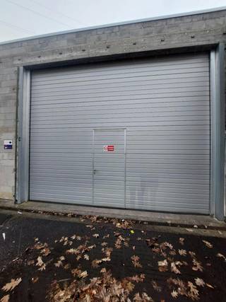 Entrepôt polyvalent à louer à Menin d'une superficie d'environ 660 m². L'entrepôt est situé à proximité de différentes routes d'accès et...