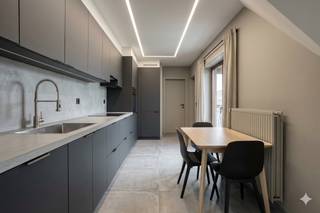 Wonen in een oase van rust, in het stadscentrum van Kortrijk? Dan is dit appartement absoluut de moeite waard om te bezichtigen. Dit appartement is gelegen op het derde verdiep. Indeling van het appartement: - inkomhal met gastentoilet en opbergruimte - leefruimte met zicht op het plein - geïnstalleerde keuken - 2 ruime slaapkamers- badkamer voorzien van lavabo, douche, bad en toilet- dubbele bergruimte Een extra troef: het appartement beschikt over een gunstig EPC-label B, wat zorgt voor een energiezuinige en comfortabele woonervaring.Bij het appartement hoort ook een ondergrondse garagebox die tegen de vaste prijs van 30.000 euro kan aangekocht worden. Wenst u meer info over deze woning of wenst u een bezoek ter plaatse? Contacteer Alissia Dewitte (0472 18 64 21 - alissia.dewitte@dewaele.com) of Carl Boedts (0473 95 18 21 - carl.boedts@dewaele.com)