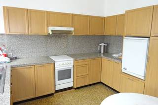 <p>Ruime gesloten woning met tuin in het centrum van Wervik.</p>
<p> </p>
<p>Deze gezinswoning combineert een centrale ligging met een praktische indeling en veel ruimte. Gelegen nabij openbaar vervoer, winkels en dagelijkse voorzieningen geniet u hier van een vlotte bereikbaarheid in het hart van Wervik. Met vier slaapkamers biedt deze woning tal van mogelijkheden voor gezinnen of wie extra ruimte zoekt voor hobby’s of een thuisbureau. De veranda zorgt voor extra leefruimte en een aangename verbinding met de tuin. Daarnaast beschikt de woning over een kelder en een zolder, ideaal als extra bergruimte.</p>
<p> </p>
<p>Belangrijkste ruimtes:<br />• Woonkamer met aangename leefruimte en veel mogelijkheden<br />• Keuken met praktische indeling<br />• Veranda met uitzicht op de tuin<br />• Badkamer<br />• Apart toilet<br />• Vier slaapkamers met plaats voor gezin of hobbyruimte<br />• Tuin met ruimte om buiten te genieten<br />• Kelder voor extra opslagruimte<br />• Zolder met bijkomende mogelijkheden</p>
<p> </p>
<p>Troeven:<br />• Centrale ligging in Wervik nabij openbaar vervoer en voorzieningen<br />• Vier volwaardige slaapkamers<br />• Tuin, veranda, kelder en zolder zorgen voor extra ruimte</p>
<p> </p>
<p>Neem vandaag nog contact op voor een bezoek aan deze woning.</p>
<p> </p>
<p>JOUW DROOMHUIS. ZO GEVONDEN!</p>