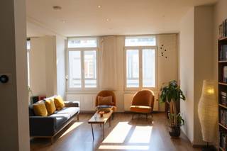 Instapklaar 1-slaapkamerappartement, EPC B<br />Op de tweede verdieping van een kleinschalig gebouw mét lift bevindt zich dit instapklare en bijzonder lichtrijke appartement. Het ligt in de bruisende Seefhoek, ideaal gesitueerd tussen Borgerhout en het centrum van Antwerpen. Je woont hier op wandelafstand van gezellige restaurants, supermarkten en lokale handelaars.<br /><br />Indeling<br />Via de privé inkomhal betreed je het appartement en kom je binnen in de ruime woonkamer met open keuken. Dankzij de grote raampartijen geniet je hier de hele dag door van natuurlijk licht. De open keuken is volledig uitgerust en biedt alle comfort. Er is voldoende ruimte voor een groot salon én een volwaardige eettafel. Aansluitend bevindt zich een praktische bureauruimte. De woonkamer geeft bovendien toegang tot een overdekt terras, ideaal om het hele jaar door van buitenruimte te genieten.<br /><br />De badkamer is modern en functioneel ingericht met douche, toilet en een enkele wastafel met opbergruimte. Daarnaast is er een aansluiting voorzien voor wasmachine en droogkast.<br /><br />Via een trap bereik je de ruime slaapkamer, met daarachter een grote dressing.<br />Dit appartement is perfect voor starters of iedereen die houdt van het stadsleven met comfort en karakter.<br /><br />Bijzonderheden<br />• EPC: B (160 kWh/m²jaar)<br />• Bewoonbare oppervlakte: 98 m²<br />• Automatische zonnewering en airconditioning aanwezig<br />• Gemeenschappelijke kosten: €150/maand (inclusief waterverbruik, blokpolis, onderhoud lift en elektriciteit van de gemeenschappelijke delen)<br /><br />Bezoekmomenten<br />Kijkdagen vinden plaats op zaterdag 25/04/2026 en zaterdag 2/05/2026.<br />Voor meer informatie of een bezoek kan je contact opnemen via handel27@protonmail.com<br />Geen immo.