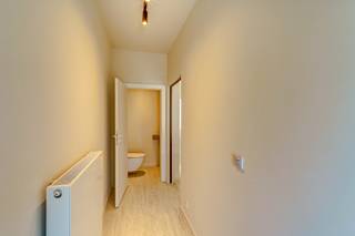 <p>Deze woning is recent (2026) volledig en tot in de puntjes gerenoveerd, waarbij comfort en een hoogwaardige afwerking centraal stonden. Dankzij de zonnepanelen en de uitstekende isolatie is het huis volledig klaar voor de toekomst en voldoet het aan de modernste energiedoelstellingen.</p><p>U komt binnen via een praktische inkomhal met gastentoilet, die uitgeeft op de moderne leefkeuken. Deze is uitgerust met voldoende kastruimte en alle kwalitatieve toestellen om van koken een echt plezier te maken. Dankzij de grote raampartijen geniet de gehele woning van een overvloed aan natuurlijk licht. De zone onder de trap biedt bovendien de perfecte mogelijkheid voor het inrichten van een thuiskantoor of een handige maatkast. Aan de achterzijde bevindt zich een gezellige, lichte ruimte die ideaal is als eetkamer en zithoek.</p><p>Op de eerste verdieping bevindt zich de royale masterbedroom, waar extra plaats is voorzien voor ingebouwde kasten. Verderop treft u een volwaardige tweede slaapkamer aan, met daarnaast een apart toilet en de badkamer. Deze is voorzien van een ruime inloopdouche, een dubbele wastafel en de nodige aansluitingen voor uw wastoestellen.</p><p>De tweede verdieping biedt vervolgens een grote, polyvalente ruimte die naar eigen wens kan worden ingericht als derde slaapkamer, speelkamer of hobbyruimte; dankzij de royale oppervlakte kunt u hier alle kanten op. Genieten van de buitenlucht doet u in de onderhoudsvriendelijke tuin met aangelegd terras, waar u in alle rust en privacy tot rust komt zonder zorgen over het onderhoud.</p><p>Kortom: een hoogwaardig afgewerkte, instapklare woning die onmiddellijk beschikbaar is! Maak snel uw afspraak voor een bezoek.</p>
