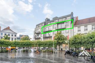 Dit riante appartement is gelegen op de derde verdieping van het complex, en te bereiken via zowel lift als trap. Je komt zo tot in een grote inkomhal, die tevens alle vertrekken met elkaar verbindt. Een dubbele glazen deur brengt je tot in een heel ruime leefruimte, waar je via de vele raampartijen uitzicht hebt op de omgeving. De zithoek is opgebouwd rond een mooie centrale haard, wat tijdens de donkere wintermaanden zeker voor extra sfeer zorgt. De aanpalende keuken is voorzien van alle kookcomfort en zeer veel opbergkasten. Ook hier heb je zicht op de omgeving. Achteraan vinden we de drie slaapkamers terug, waarbij de master bedroom beschikt over een grote dressing en een eigen badkamer met ligbad en douche. In de gang vinden we verder nog een tweede badkamer met douche terug, net als een gastentoilet. Zowel voor- als achteraan beschik je over ruime terrassen (alle slaapkamers zijn via een lang balkon met elkaar verbonden), je kunt dus altijd genieten van de buitenlucht op deze manier. Het volledige pand is heel stijlvol afgewerkt met kwaliteitsmaterialen. Bij het appartement hoort een eigen autostaanplaats met extra berging in de beveiligde ondergrondse garage, en er is ook de mogelijkheid om een tweede staanplaats extra aan te kopen. Je woont hier middenin het kloppende hart van Waregem, zonder er echter de hinder van te ondervinden. Bezoekdag 05/09: Inschrijven via mail naar tommy@immo-home.be, geen telefonische inschrijvingen! Volg ons op Fb en Insta. Voor meer info: www.immo-home.be. GRATIS SCHATTING & GRATIS FINANCIEEL ADVIES