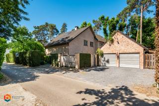 Op een uitstekende locatie in Keerbergen bevindt zich deze authentieke, energiezuinige villa met 4 slaapkamers, dubbele garage en aangelegde tuin op een perceel van 1503 m². U geniet hier van een groene omgeving, toch met een uitstekende bereikbaarheid richting diverse invalswegen en vlakbij het centrum van Keerbergen en Tremelo met winkels, eet-en drankgelegenheden, scholen en het openbaar vervoer op wandel- en fietsafstand. <br /><br />Benieuwd naar deze woning? Klik hier voor een eerste kennismaking met deze charmante villa. <br /><br />We betreden de woonst via de inkomhal met apart gastentoilet. De open leefruimte, die u kan inrichten met een gezellige zithoek en een aparte eetplaats, geniet van een fantastische lichtinval door de vele raampartijen. Van hieruit heeft u rechtstreeks toegang tot het terras en kan u genieten van een prachtig zicht over de volledig aangelegde en omheinde tuin. De open keuken is mooi geïntegreerd in het geheel en is voorzien van de meest kwalitatieve toestellen. Verder bevindt zich op dit verdiep nog een bureauruimte, een handige berging en de wasplaats. De nachthal op de eerste verdieping geeft toegang tot drie slaapkamers met elk een aparte dressing waarvan één met ensuite badkamer, uitgerust met dubbele lavabo, ligbad, inloopdouche en toilet. De twee andere slaapkamers delen een badkamer met dubbele lavabo, toilet en inloopdouche. Op de tweede verdieping bevindt zich nog een ruime vierde slaapkamer met dressing. <br /><br />In de sfeervolle tuin met meerdere terrassen kan u genieten van het mooie weer. Verder beschikt u over voldoende parkeermogelijkheden en is er nog een ruime dubbele garage met elektrische poorten aanwezig die plaats biedt aan 2 wagens en overigens ook veel extra opbergruimte voorziet.<br />De elektrische installatie is conform. <br /><br />Dit is een uitstekende opportuniteit als u op zoek bent naar een ruime villa met 4 slaapkamers en een fantastische tuin op een uitstekende locatie in Keerbergen. Contacteer ons voor meer informatie op 0479 13 63 69 of via info@boonstravastgoed.be<br /><br />Bijzonderheden:<br />- 4 slaapkamers<br />- Lichtrijke woning<br />- Perceel van 1503 m²<br />