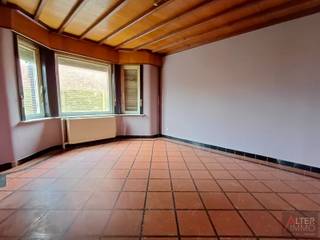 <strong>Ruime halfopen woning met 5 slaapkamers en renovatiepotentieel</strong><br /><br />Bent u op zoek naar een ruime woning die u volledig naar eigen smaak kunt renoveren?<br />Dan is deze halfopen bebouwing met rustige ligging en vlotte bereikbaarheid zeker een bezoek waard.<br />De woning biedt een solide basis en beschikt over een ruime indeling met tal van mogelijkheden om er een hedendaagse en comfortabele gezinswoning van te maken.<br />Hoewel reeds enkele verbeteringswerken werden uitgevoerd, is een grondige renovatie aangewezen. Dit biedt u de ideale kans om de woning volledig af te werken volgens uw eigen wensen, stijl en de huidige woonnormen.<br />Dankzij de ruime opzet en het grote potentieel is dit de ideale opportuniteit voor wie op zoek is naar een karaktervolle woning die volledig naar eigen inzicht kan worden ingericht.<br /><br />Extra troef: Het pand biedt eveneens de mogelijkheid om op te delen in twee wooneenheden (vergunning reeds aanwezig). Hierbij kan het gelijkvloers worden ingericht als een ruim appartement met drie slaapkamers, terwijl de bovenverdieping en zolderverdieping kan worden omgevormd tot een compacte duplex met de mogelijkheid tot twee slaapkamers.<br /><br /><strong>Indeling:</strong><br /><br /><strong>Gelijkvloers:</strong><br />Inkomhal - salon - woonkamer - keuken - keukenberging - toilet - badkamer met ligbad en douchecabine - 3 slaapkamers waarvan 1 gebruikt als bureel - berging - veranda aanbouw met schuifraam<br /><br /><strong>Verdiep 1 en zolderverdiep:</strong><br />Eerste verdiep: ruime keuken - woonkamer - badkamer met bad - toilet - slaapkamer<br />Zolder verdiep: mogelijkheid tot 2de slaapkamer met dressing of naar vrijheid in te richten<br /><br /><strong>Buiten:</strong><br />Aangelegd terras - garage - tuin<br /><br /><strong>Troeven:</strong><br />+ Momenteel ingericht als 2 appartementen maar makkelijke omvorming naar ééngezinswoning<br />+ Veel mogelijkheid tot herinrichting en optimalisatie<br />+ Rustige ligging, doodlopende straat dus enkel plaatselijk verkeer en toch uiterst vlotte bereikbaarheid (opritten E313 en E314 op 5 min.)<br />+ Gelegen in een aangename buurt van Heusden-Zolder, met winkels, scholen en verbindingswegen in de nabije omgeving.<br />