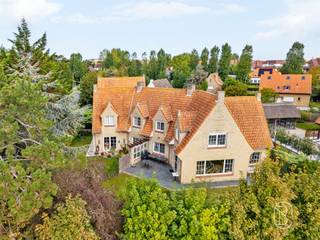 Te koop: ruime charmante gezinswoning met 4 slaapkamers en tuin in Nieuwpoort - gelegen in de Simli, op een absolute toplocatie. Ideale vakantiewoning! Wat maakt deze woning uniek?De woning verwelkomt u met een karaktervolle gevel. Binnen geniet u van een ruime en lichtrijke leefruimte, waar grote raampartijen zorgen voor een aangenaam contact met de tuin. Er is voldoende plaats voor zowel een gezellige zithoek als een ruime eetplaats. Aansluitend bevindt zich de verzorgde keuken, uitgerust met moderne toestellen en met zicht op de tuin.Met maar liefst 4 slaapkamers en 2 volledig uitgeruste badkamers biedt de woning bijzonder veel ruimte en comfort. Daarnaast is er een praktische garage aanwezig. Volledig onderkelderd: extra ruimte. Buiten vormt de ruime tuin met terras een aangename plek om in alle rust van het buitenleven te genieten.Voor wie is dit ideaal?Ideaal voor gezinnen of ruimtezoekers die op zoek zijn naar een ruime woning met 4 slaapkamers, 2 badkamers, garage én een mooie tuin in Nieuwpoort.Te koop via Immo Beguin, jouw vastgoedexpert sinds 2009, met kantoren in Ronse, Waregem, Kortrijk, Deinze, Doornik, Lessines, Moeskroen en Nieuwpoort.Meer info of bezoek via loic@immobeguin.be