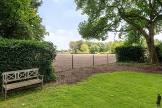 Statige villa met kantoor/ praktijk nabij het centrum van Hoogstraten met vrij uitzicht! <br /><br />GELIJKVLOERS: <br />- Royale woonkamer van ca. 81m² voorzien van antieke schouw en houtkachel met uitzicht over terras/tuin en landerijen.<br />- Sfeervolle woonkeuken voorzien van alle inbouwapparatuur<br />- kantoor<br />- Berging en ruime waskamer<br />- kantoor of praktijkruimte van ca. 100m² met houtkachel <br />- Inpandige garage voor 3 auto's <br /><br />VERDIEPING:<br />- Masterbedroom met aparte dressingkamer<br />- Drie ingerichte badkamers<br />- 4 extra Slaapkamers waarvan één met eigen badkamer <br />- Linnenkamer<br /><br />ZOLDER: <br />- Ruime zolder van ca 100m² welke nu dienst doet als opbergruimte. <br /><br />BIJZONDERHEDEN:<br />- Prachtig volledig omheinde aangelegde tuin met vijver en meerdere terrassen<br />- Tuinberging van ca. 50m²<br />- Buitenverlichting en recent vernieuwe automatische beregening<br />- Waterput welke zuiver drinkwaar water biedt <br />- Alarmsysteem <br />- Domotica<br />-Technisch volledig gereviseerd in 2023.<br /><br />Kortom: een unieke villa met duurzame materialen!