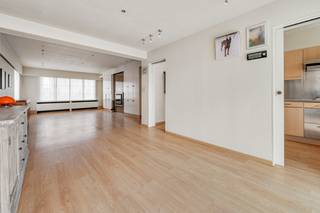 <strong>Charmant alleenstaand landhuisje met leuke tuin en polyvalente knap bijgebouw van ca. 200 m²</strong><br />Bij het betreden van de woning kom je in een ruime hal met apart gastentoilet. Op het gelijkvloers bevindt zich een veelzijdige kamer die perfect dienst kan doen als bureel of extra slaapkamer, voorzien van talrijke ingemaakte kasten. Daarnaast is er een ruime berging die eventueel kan worden omgevormd tot een tweede badkamer.<br />De sfeervolle leefruimte straalt warmte en gezelligheid uit, met een open haard als centraal element en maatkasten rondom. Groot raampartij zorgt voor veel natuurlijk licht en bieden een mooi uitzicht op het ruime terras en de zonnige tuin met optimale privacy.<br />De ingerichte keuken is praktisch en functioneel<br /><strong>Op de eerste verdieping</strong> hebt u de nachthal met ingemaakte kastjes er bevinden zich twee slaapkamers, waarvan één met uitgebreide ingemaakte kasten. De ruime badkamer is uitgerust met een ligbad en badkamermeubel.<br />Een absolute troef van deze eigendom is de indrukwekkende polyvalente ruimte van ca. 200 m². Dankzij de koepels en ramen geniet deze ruimte van overvloedig natuurlijk licht. Verder beschikt ze over een aparte wc, wasplaats en extra bergruimte, wat tal van mogelijkheden biedt (atelier, praktijkruimte, hobbyruimte, kleien zelfstandige,opslag ...).<br />EPC 422 ( landhuisje is voldoende gesoleerd,maar vermits polyvalente ruimte aanpaalend is aan woning is deze meegerekend )