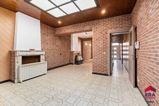 [[ DIT PAND NEEMT DEEL AAN DE ERA OPEN HUIZEN DAG OP 13/6 VAN 11:00 TOT 12:00 ]]
<p>Ben je op zoek naar een charmante woning met 3 slaapkamers en zuidgerichte tuin nabij het centrum? Gevonden!</p>

<p>Op wandelafstand van het stadscentrum vind je deze charmante woning met heel wat potentieel. Winkels, scholen en openbaar vervoer bevinden zich vlakbij, waardoor je hier geniet van een bijzonder praktische ligging. Bovendien zijn er voldoende parkeermogelijkheden in de nabije omgeving, onder meer op de Leo De Bethunelaan en de Capucienenlaan. De woning is te moderniseren, maar vormt net daardoor de ideale kans voor wie een gezellige thuis volledig naar eigen smaak wil afwerken. Extra troef: dankzij het EPC-label D is er geen renovatieverplichting van toepassing. Reeds gas aanwezig!</p>

<p>Op het gelijkvloers kom je binnen via de inkomhal die leidt naar de leefruimte. Aansluitend bevinden zich de keuken, badkamer en veranda, met zicht op en toegang tot het terras en de aangename zuidgerichte tuin. Op de eerste verdieping zijn er twee slaapkamers. De tweede verdieping, bereikbaar via een vaste trap, biedt een derde kamer met mezzanine en een toilet met lavabo.</p>

<p>Ben je op zoek naar een woning met karakter, tuin en potentieel op een centrale ligging? Contacteer ons dan snel voor een bezoek!</p>