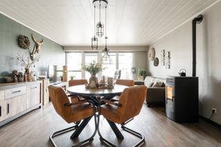 Deze ruime woning met veranda en aparte garage vinden we terug in de Vloeterstraat op centrale top locatie in Pelt centrum!Dit onroerend goed...