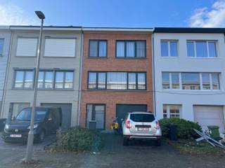 In een rustige en kindvriendelijke straat van Hoevenen vinden we deze bel-étage woning. We betreden de woning via een ruime inkomhal met toegang...