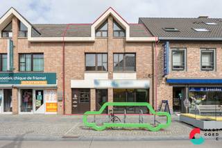 Uitstekend gelegen handelspand met een 1 slaapkamer duplex appartement in het centrum van Peer.<br />Een ideaal starterspand wanneer u de combinatie van ondernemen en wonen aan het zoeken bent.<br />Er zijn geen renovatieverplichtingen van toepassing en de elektrische installatie voor het volledig pand werd in 2021 conform gekeurd.<br /><br />Indeling:<br />Gelijkvloers:<br />+ Handelspand met verschillende mogelijkheden<br />+ Kitchenette<br />+ Toegang naar de voorraadkelder<br />+ Gesplitste inkomhal voor handelspand en appartement<br /><br />1ste verdieping:<br />+ Ruime leefruimte met veel lichtinval<br />+ Keuken en voorraadberging<br />+ Open terras<br /><br />2de verdieping:<br />+ Nachthal<br />+ Badkamer met douche<br />+ 1 ruime slaapkamer met zolder<br />+ Bergruimte<br /><br />Ben jij op zoek naar een handelspand met de mogelijkheid om hierbij te wonen?<br />Neem contact met ons op en we helpen u graag verder.