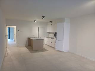Energie-neutraal instap klaar nieuwbouwappartement in Neerpelt centrum kortbij school, trein, horeca, winkels, .... Het appartement bestaat uit een inkomhal, woonkamer, keuken, berging, 2 slaapkamers, badkamer (inloopdouche/wastafel), toilet apart. Terras. Autostaanplaats + berging in de kelder. Volledig opgeverfd. Vaste verlichting. Vloerverwarming. Geothermie (geen gas meer). Zonnepanelen 1200 watt. Bring-me systeem. Gemeenschappelijke kosten zijn 100 euro per maand. Voor meer info contacteer ons via info@vastgoedfransen.be.