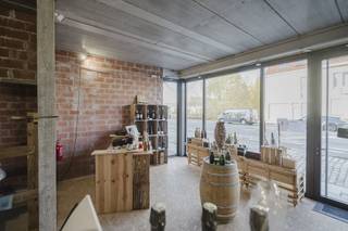 Samenstelling van het pand:- Gelijkvloers handelspand 110m² met kelder als opslag- Appartement 1 (1ste verdiep): 96 m² kwaliteitsvolle woonruimte...