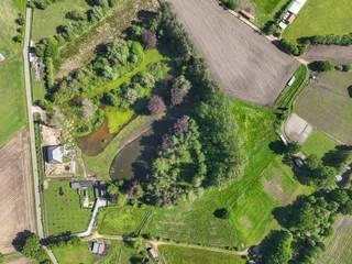Deze luxueus gerenoveerde villa op een domein van ca. 40.345 m² biedt een unieke combinatie van ruimte, natuur, wellness en hedendaags comfort in...