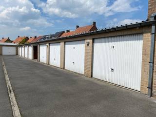 1 garage (G 19) te huur in de Moerestraat 11. Garage is gelegen nabij het Fransmansplein.Vrij 1/07/2026. EPC waarde:/ UC:/ Huurprijs 90 €/mndKosten...