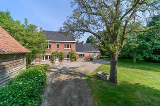 Unieke eigendom met woning, bijgebouw, schuur, tuinhuis en oude boomgaard in de dorpskern van Hertsberge. De woning heeft op de gelijkvloers...