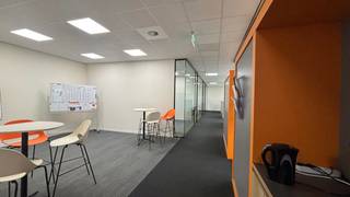 Er zijn verschillende mogelijkheden op de BULO-site, met 250 m² kantoorruimtes en de mogelijkheid om opslagruimtes te huren, variërend van 2000 m² tot 4000 m². De locatie heeft een uitstekende bereikbaarheid via de E19 en biedt ruime parkeermogelijkheden.