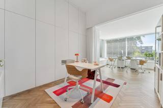 Deze karaktervolle handelswoning werd volledig gerenoveerd naar de hedendaagse normen en afgewerkt met kwalitatief hoogstaande materialen. Het is gelegen op het einde van een doodlopende straat, op wandelafstand van de Markt van Geel. Alle faciliteiten zijn in de directe omgeving terug te vinden, winkels, scholen, openbaar vervoer, sportterreinen en restaurants. Dit herenhuis met onmiskenbare charme werd gebouwd in de jaren 1900, gerenoveerd tijdens de jaren 2013, 2017 en 2018. De woning heeft een mooie ± 704 m² bewoonbare oppervlakte. <br /><br />Gelijkvloers<br />De begane grond is opgebouwd rond de inkomhal met gastentoilet en vestiaire. De twee handels- of bureauruimtes bevinden zich aan de voorzijde van de woning en zijn naar wens in te delen of aan te passen. Verder vinden we op het gelijkvloers een volledig uitgeruste keuken met aansluitend een ruime eetkamer en woonkamer. Vanuit de keuken is er toegang tot het mooi aangelegd terras met vijver. <br />Verdiepingen<br />De eerste verdieping herbergt een multifunctionele ruimte die momenteel ingericht is als tweede woonkamer met aanpalende keuken. Hier kan u ook op het terras met uitzicht over het parkdomein. De masterbedroom, een dressing, een linnenkamer met aanpalende badkamer en een aparte toiletruimte. De ruime badkamer is voorzien van ligbad, grote inloopdouche, wastafel, toilet en bidet. Op de tweede verdieping vindt u vier slaapkamers, twee badkamers en apart toilet. Ook op deze verdieping is er een mooi zonneterras. Tot slot biedt het laatste niveau een ruime slaapkamer en bergruimte. <br />Kelder <br />De woning heeft een ruime kelder. De kelder is ingedeeld als volgt: ontspanningsruimte, bergruimte, wasplaats met waskoker en fietsenberging. De kelder geeft ook toegang tot de zij-ingang en inpandige dubbele garage met werkplaats.<br /><br />Bijzonderheden: <br />-Handelsruimte of bureau mogelijkheden<br />-Energiezuinige woning, EPC A<br />-Vloerverwarming <br />-Centraal stofzuigsysteem <br />-Inpandige dubbele garage met werkplaats<br />-Inbouwkasten doorheen de woning<br />-Hoogwaardige materialen <br />-Uniek karakter <br />-Laadpaal voor elektrische wagen <br />Ideaal voor wonen en een zelfstandige activiteit te combineren!