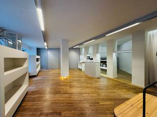 Te koop: karaktervol halfopen handelspand in het centrum van Wervik, op korte afstand van scholen, openbaar vervoer en alle voorzieningen.<br /><br />Dit handelspand, gebouwd in 1930, combineert een commerciële ruimte op het gelijkvloers met een comfortabele woonruimte erboven. Dankzij de centrale ligging geniet u van een constante passage en een sociale omgeving die ideaal is voor uw zaak. Het EPC-label B zorgt voor een energiezuinige werking, wat zowel voor de ondernemer als de bewoner een pluspunt is.<br /><br />Belangrijkste ruimtes:<br />• Handelsruimte op het gelijkvloers, ideaal voor winkel of kantoor.<br />• Living met natuurlijke lichtinval.<br />• Keuken met praktische indeling.<br />• Badkamer <br />• Twee slaapkamers.<br />• Terras voor buitenmomenten.<br /><br />Troeven:<br />• Centrale ligging in het hart van Wervik.<br />• Combinatie van wonen en werken in één pand.<br />• Energiezuinig EPC-label B.<br /><br />EXTRA: mogelijk om garage bij te kopen  of meerdere staanplaatsen<br /><br />Neem vandaag nog contact op met uw ERA-makelaar voor een bezoek.<br /><br />JOUW DROOMHANDELSPAND. ZO GEVONDEN!