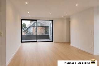 <p><span>Exclusief nieuwbouwpenthouse met 2 terrassen in het hart van het centrum</span><span><br /><br /></span><span>Op een absolute toplocatie in het centrum bevindt zich dit prachtige nieuwbouwpenthouse <br />waar ruimte, comfort en energiezuinig wonen centraal staan. Dankzij de unieke toegang <br />via lift of trap die rechtstreeks uitkomt in het appartement geniet u van een uitzonderlijk <br />gevoel van privacy en exclusiviteit.<br /><br />De ruime en lichtrijke leefruimte vormt samen met de open keuken het hart van de woning. <br />Grote raampartijen zorgen voor een aangename natuurlijke lichtinval en geven toegang tot <br />de twee ruime terrassen, waar u op elk moment van de dag kunt genieten van de buitenruimte.<br /><br />Het penthouse beschikt over twee volwaardige slaapkamers en een praktische dressingruimte <br />die aansluit op de stijlvolle badkamer. Daarnaast is er een afzonderlijk gastentoilet en <br />een berging voorzien.<br /><br />Qua afwerking werd gekozen voor hoogwaardige en tijdloze materialen. In de leefruimtes<br />en slaapkamers ligt een warme parketvloer die zorgt voor een elegante uitstraling. <br />De badkamer, het toilet en de berging zijn afgewerkt met een onderhoudsvriendelijke <br />lichte tegelvloer.<br /><br />Als nieuwbouwappartement voldoet deze woning aan de hedendaagse normen inzake <br />comfort en energiezuinigheid. De verwarming gebeurt via een energie-efficiënte warmtepomp, <br />wat resulteert in een laag energieverbruik en een aangenaam binnenklimaat het hele jaar door.<br /><br />Praktisch comfort wordt verder verzekerd door een private carport en een <br />gemeenschappelijke fietsenberging. <br />Bovendien is er ruime parkeergelegenheid beschikbaar op het plein voor de deur.<br /><br />Lichtarmaturen en gordijnen worden voorzien.</span></p><p><span><br /></span><span>Algemene informatie:</span><span><br />Huurprijs: 1275 euro/maand<br />Algemene onkosten: 75 euro/maand<br />Vrij vanaf: 1 september 2026<br />Huisdieren: niet toegelaten<br />EPC-waarde: NVT nieuwbouw </span></p>