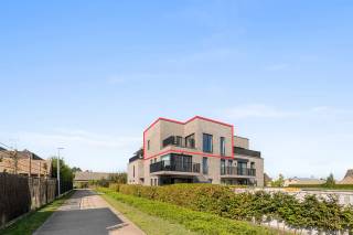 Mooi en rustig gelegen nieuwbouwappartement gelegen op de tweede verdieping op korte afstand nabij het centrum van Zedelgem. Het gebouw dateert van 2016 en het appartement beschikt over een totale bruto oppervlakte van 91 m².<br /><br />De lichtrijke leefruimte met open keuken vormt het hart van het appartement. De keuken is luxueus uitgerust waaronder een inductieplaat met ingebouwde dampkap, ingebouwde koelkast met vriesvak, vaatwasser, dubbele oven en gootsteen met kraan. Toestellen zijn van merk Siemens en het werkblad is afgewerkt in een strakke natuursteen.<br /><br />Via het schuifraam staat u onmiddellijk in verbinding met een  gezellige zuid gericht terras, voorzien van buitenverlichting.<br /><br />Verder omvat het appartement twee slaapkamers, waarvan één momenteel gebruikt wordt als dressing, een hedendaagse badkamer met inloopdouche, en een meubel met lavabo en spiegelkast. Het wc is afzonderlijk en daarnaast is er een praktische berging/wasplaats met ventilatiesysteem.<br /><br />Het appartement is bijzonder energiezuinig wat resulteert in een EPC-label A!<br /><br />Bij het appartement dient de autostaanplaats nr.24 bijgekocht te worden. <br /><br />Momenteel is dit appartement verhuurd aan 917.80 € per maand en vormt dus een uitstekende investering.<br /><br />Voor een bezoek bel ons op het nummer 050/333976 - 0476/270379 ( buiten kantooruren )