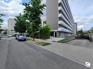 <p><span>Ondergrondse autostaanplaats te koop op toplocatie aan de Fruithoflaan. </span></p><p><span> </span></p><p><span>Ideaal voor bewoners, pendelaars of investeerders die op zoek zijn naar een veilige en vlot bereikbare parkeeroplossing in deze gegeerde buurt.</span></p><p><span> </span></p><p><span>De staanplaats bevindt zich in een verzorgde ondergrondse garage met automatische sectionale poort en comfortabele in- en uitrit via de Fruithoflaan en/of Sint-Theresiastraat. Dankzij de ruime manoeuvreerruimte rijdt u gemakkelijk in en uit.</span></p><p><span> </span></p>