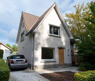 Deze karaktervolle woning ligt recht tegenover de Nationale Plantentuin van Meise in een gegeerde wijk vlakbij het centrum. Scholen en invalswegen naar Brussel & Antwerpen liggen binnen handbereik.<br /><br />Het huis werd gebouwd begin jaren 60 en is in de loop der jaren beetje bij beetje gerenoveerd. In 2019 werd een nieuw dak gelegd. Een grondige renovatie is wel aanbevolen. Er is tevens een mogelijkheid tot uitbreiding.<br /><br />Het huis beschikt over een grote, zuidwest-georiënteerde tuin. Daarnaast is er een ruime oprit voor 3 wagens en een gesloten garage.