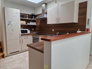 In de gezellige Sint-Jorisstraat bieden wij dit veelzijdig pand aan, bestaande uit een duplexappartement en een gelijkvloerse ruimte (momenteel handelszaak).<br /><strong>Duplexappartement (verhuurd):</strong> inkomhal,<strong> </strong>lichtrijke leefruimte met open keuken, berging/technische ruimte, badkamer, 2 slaapkamers en zolderberging.<br /><strong>Gelijkvloerse ruimte (60 m²): </strong>vitrine, winkelruimte, kitchenette, toilet en kelder. Geschikt als winkel, praktijk of kantoor, maar ook mogelijkheid om te vormen tot fietsen- en motorstalling, wasruimte en extra bergruimte (na functiewijziging).<br /><strong>Troeven:</strong><br />Centrale ligging op wandelafstand van station, winkels en horeca.<br />Mogelijkheid tot combineren wonen &amp; werken, of volledig om te vormen tot één ruime woonst.<br />Appartement reeds verhuurd = directe opbrengst.<br />Een unieke kans voor investeerders of wie op zoek is naar een stadswoning met extra mogelijkheden!