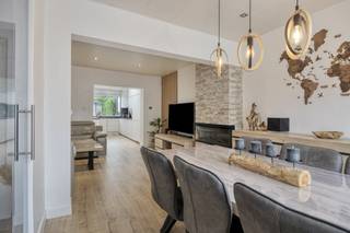 BeschrijvingTe koop: woning met 3 slaapkamers en tuin met overdekt terras.Indeling : Verdieping 1:- Inkomhal - Leefruimte - Volledig ingerichte keuken en eetkamer- Aparte eetkamer- Apart toilet- Berging met aansluiting voor wasmachine - Apart toilet - Veranda - Tuin met overdekt terrasVerdieping 2:- Slaapkamer 1- Slaapkamer 2- Badkamer met dubbele lavabo &amp; inloopdoucheVerdieping 3:- Master BedroomExtra troeven:- kelder- zeer goed onderhouden- recentelijks volledig gerenoveerd- uitstekende ligging nabij scholen, winkels, openbaar vervoer, invalswegen...Bent u geïnteresseerd in dit vastgoed te koop in 2850 Boom? Aarzel dan niet om contact met ons op te nemen.Wenst u uw eigendom ook te koop of te huur te stellen? Steeds tot uw dienst om u verder te helpen met al uw vragen over vastgoed!De eigendom wordt aangeboden via de Power-sale formule. Op 08/11/2025 tussen 10:00 en 14:00 kan u de woning op afspraak komen bezichtigen en een bod uitbrengen. De vermelde prijs is een instelprijs. Voor meer info, gelieve contact op te nemen met de dossierverantwoordelijke.