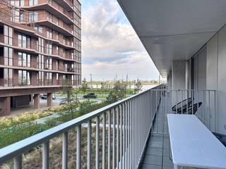 Gelegen in de prestigieuze wijk <strong>Nieuw Zuid</strong>, biedt dit nieuwbouwappartement, gelegen aan het groenrijke park, het <strong>perfecte evenwicht</strong> tussen stadsleven, cultuur en natuur. Hier geniet je van restaurants, koffiebars, kunstgalerijen én de prachtige Scheldekaaien. Liever natuur en rust? Ontspan in de uitgestrekte Hobokense Polder, op enkele minuten van uw deur of neem de boot naar Linkeroever.<br /><br /><strong>Indeling:</strong> Het appartement bevindt zicht op de 1ste verdieping van het 5-tellend verdiepingen gebouw. Het beschikt over 2 slaapkamers, aan de rechterzijde. Aan de linkerzijde van het appartement bevindt zich de lichtrijke leefruimte met open keuken. De badkamer heeft een inloopdouche en dubbele lavabo. Apart toilet.<br /> <br /><strong>Bijzonderheden:</strong>
<ul>
	<li>Het appartement is volledig instapklaar met hoogwaardige afwerking. </li>
	<li>Tevens is er een gemeenschappelijke fietsenstalling met fietslift en automatische toegangsdeur. </li>
	<li>De provisie bedraagt €</li>
	<li>Parkeerplaats in het gebouw mogelijk bij te huren voor 135€/maand.</li>
	<li>Energieklasse A</li>
	<li>Beschikbaar vanaf 1 november 2026.</li>
</ul>