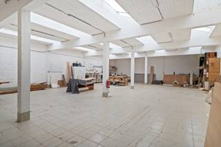 In een rustige straat van Deurne, maar toch perfect bereikbaar, ontdek je deze bijzonder ruime werkplaats van 475 m².Een plek waar vakmanschap,...