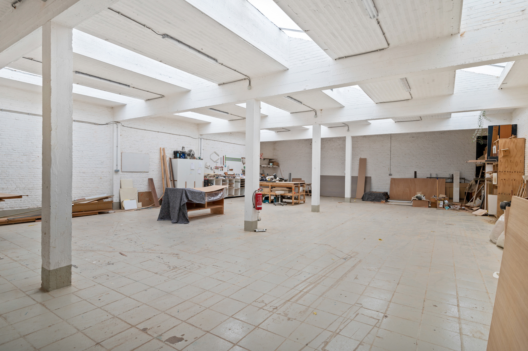 Ruime werkplaats / atelier met eigen oprit en inrit  - foto 3