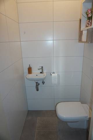 Uitstekend onderhouden en instap klare tussenwoning met voor- en op het zuidoosten gelegen achtertuin met berging. De woning is gelegen in...