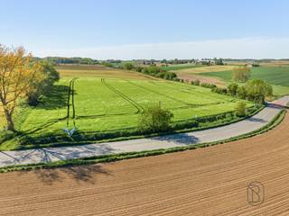 Bouwgrond van ± 6.100 m² in het hart van het Pays des Collines Gelegen in Moustier, in de gemeente Frasnes-lez-Anvaing, biedt deze zeldzame...