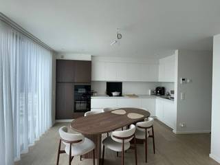 Prachtig afgewerkt appartement op de 3de verdieping (met lift). Het appartement beschikt over een ruime slaapkamer, apart toilet, badkamer en berging/wasplaats. De leefruimte omvat een volledig ingerichte maatkeuken en lichtrijke living met aanpalend een ruim en zonnig terras. Een ondergrondse autostaanplaats is beschikbaar. Vrij vanaf 1 oktober 2026.