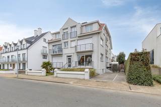 Dit zonnig appartement te koop is gelegen op 100m meter van het strand te Zeebrugge. Het appartement is volledig instapklaar en beschikt over 2 volwaardige slaapkamers, een ruime staanplaats en een privatieve tuin en terras. Daarnaast is het natuurgebied de 3 Fonteintjes en openbaar vervoer vlakbij gelegen. Dit appartement is ideaal geschikt voor wie op zoek is naar tweede verblijf, investering of vaste woonst aan de Belgische Kust. Indeling:- inkomhall met vestiaire- lichtrijke leefruimte met zit- en eetplaats- moderne keuken met ingebouwde toestellen- 2 volwaardige slaapkamers- recent badkamer met inloopdouche, wastafel en toilet- balkon voor- en achteraan- privatief genot van de voortuin 28m² - privatief terras 54m² met strandcabine- ruime kelderberging met aansluiting voor was- en droogmachine- gemeenschappelijke fietsenbergingRuime staanplaats met laadpunt inbegrepen in de prijs!Mogelijkheid tot overname van meubels.Ben jij op zoek naar vastgoed aan de Belgische Kust? Wenst u meer informatie of wenst u een bezoek? Neem dan contact op met de dossierbeheerder Arne Vandierendonck via 0493 25 35 85 of arne.vandierendonck@dewaele.com.