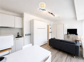 Lichtrijke, energiezuinige studio met EPC-label C in het hart van Koksijde-Bad, op wandelafstand van strand en zee. Gelegen op de 2de verdieping van een verzorgd gebouw en oost-zuid georiënteerd, geniet deze bemeubelde studio de hele dag van aangenaam natuurlijk licht.<br />Indeling:<br />Inkomhal met op maat gemaakte inbouwkasten voor maximale bergruimte.<br />Volledig geïnstalleerde keuken, praktisch ingedeeld en instapklaar.<br />Badkamer met douche en toilet.<br />Lichtrijke leef/slaapruimte, smaakvol bemeubeld, klaar voor direct gebruik.<br />Troeven:<br />EPC-label C: energiezuinig en comfortabel.<br />Elektrische installatie conform.<br />Vrij na akte: snel beschikbaar.<br />Centraal gelegen in Koksijde-Bad, nabij winkels, horeca, openbaar vervoer, strand en zee.<br />Ideaal als investering voor seizoensverhuur dankzij topligging en instapklaar karakter.<br />Mogelijkheid tot aankoop van een standplaats in het gebouw voor €25.000.Deze instapklare studio is perfect als tweede verblijf, starterswoning of rendabele investering aan de kust. Maak snel een afspraak voor een bezoek via het nr 0499/46.96.64 of info@huyzenboetiek.be