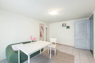 Charmante HERENWONING met STATIGE VOORGEVEL en tal van mogelijkheden, gelegen in het hart van Gent op WANDELAFSTAND van winkels, horeca, openbaar vervoer, universiteiten en andere dagelijkse voorzieningen. Via de inkomhal bereikt u de woonkamer, de keuken, een DOUCHERUIMTE en de kelder. Op de eerste verdieping bevindt zich een RUIME SLAAPKAMER, terwijl de tweede verdieping plaats biedt aan een TWEEDE VOLWAARDIGE SLAAPKAMER. De derde verdieping omvat een DERDE SLAAPKAMER met aansluitende BADKAMER, wat extra comfort creëert. De INGERICHTE ZOLDERVERDIEPING kan perfect dienstdoen als VIERDE SLAAPKAMER, LOGEERKAMER, BUREAU of HOBBYRUIMTE. Dankzij de CENTRALE LIGGING en de praktische indeling is dit pand bijzonder interessant voor GEZINNEN, ouders met studerende kinderen of wie graag woont in het BRUISENDE CENTRUM van Gent, met alles binnen handbereik. Ideale opbrengsteigendom, gezien het pand steevast is/werd VERHUURD.<br /><br />Adres: Geraard Mercatorstraat 46 te Gent<br /><br />EPC: 215kWh, G-score en P-score A, Geen renovatieverplichting van toepassing