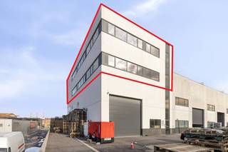 Kantoor van ca. 560 m² te huur, verdeeld over twee verdiepingen. Dankzij de centrale ligging geniet het pand van een uitstekende bereikbaarheid...