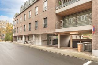 Bent u op zoek naar een veilige, makkelijk bereikbare parkeerplaats in het hart van Leuven? De plaatst is gelegen op niveau -2 te Karel Van Lotharingenstraat en biedt de ideale oplossing voor wie centraal wil parkeren met gemakkelijke toegang tot de belangrijkste plekken in de stad. <br /><br />Met een ligging vlakbij het stadscentrum bent u op wandelafstand van de belangrijkste voorzieningen en bezienswaardigheden: het station van Leuven bevindt zich op slechts 5 minuten lopen, ideaal voor pendelaars, en de Grote Markt met het prachtige stadhuis ligt op een steenworp afstand voor wie graag het bruisende stadsleven ervaart. De locatie is ook gunstig voor studenten en personeel van KU Leuven en UZ Leuven, die zich eveneens in de nabijheid bevinden, net als diverse winkelstraten, supermarkten en gezellige eetgelegenheden. <br /><br />De parkeerplaats is gelegen in een afgesloten deel van het gebouw, wat extra veiligheid biedt. Bovendien vormt deze plaats ook een uitstekende investering op een strategische locatie in Leuven. <br /><br />Neem snel contact met ons op voor meer informatie of een bezoek.<br />info@covas.be // 016 40 60 20 // www.covas.be