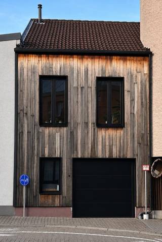 Deze in 2021 volledig gerenoveerde en gezellige stadswoning met 3 kamers, 1 badkamer, 2 wc's, een ruime inpandige garage van 33,35m² EPC B 140 kWh / (m² jaar) is gelegen in het meest praktische gedeelte van het centrum van Tienen met een vlotte verbinding naar openbaar vervoer, scholen, winkels en snelweg E40.<br />Gelegen op 250m. van het station, 250m. van het stadspark en 500m. van het stadscentrum.<br />De woning beschikt over een bewoonbare oppervlakte van 202m² op een perceel van 81ca. <br />Verder is de woning voorzien van centrale verwarming op gas. Zowel de gas- en elektriciteitsmeter als de watermeter zijn al overgezet naar een digitale meter. <br />De keuken is uitgerust met een warme luchtoven, een microgolf, een koelkast met vriesvak, een vaatwasser en een keramische kookplaat en een recirculatie dampkap van het merk Zanussi.<br />De badkamer is voorzien van een badkamermeubel met 2 wastafels en kasten, een inloopdouche en een 2de wc.<br />Er is een Fiber-internet aansluiting mogelijk langs voor- of achtergevel.<br />Een waterverzachter is geplaatst in 2022. In 2023 werd de woning voorzien van een sectionale automatische garagepoort.<br /><br />Woning vrij vanaf 1/10/2026<br /><br />Voor info: mail naar gregory.vanderheyden@gmail.com<br />Bellen kan na 18u30 op 0475/81.26.43