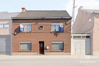 Droom je van wonen en werken op één plek, in het landelijke Oudegem? Of liever een opslag met daarbijhorende opbrengsteigendom? Deze woning voor zelfstandigen met magazijn en werkplaats biedt je ruimte in overvloed op een royaal perceel van 1031 m².<br /><br />De woning telt 4 slaapkamers en is toe aan renovatie, ideaal om volledig naar eigen smaak in te richten. De ruime zolder kan nog ingericht worden als 5e slaapkamer. Het pronkstuk is de ruime loods van 178 m², bereikbaar via een brede poort waar je gemakkelijk met de bestelwagen binnenrijdt. Ideaal als huis met opslagplaats, atelier of woning met ruimte voor voertuigen, voor je zaak, hobby of materiaal. Rondom geniet je van veel groen en rust.<br /><br />Op zoek naar een loods te koop in Dendermonde, gecombineerd met een woning? Dan is dit je kans!<br /><br />✅ Landelijke ligging in Oudegem<br />✅ Perceel van 1031 m²<br />✅ Te renoveren woning met 4 slaapkamers<br />✅ Loods 178 m² met brede poort<br />✅ Woning voor zelfstandige, met opslagplaats of atelier<br />✅ Ruimte voor voertuigen, bereikbaar met bestelwagen<br />✅ EPC D, geen renovatieverplichting!<br /><br />Wonen en werken op één plek vind je zelden, plan snel een bezoek!<br /><br />📩 gilles@woonvast.be — 📞 0491 94 95 38 — 🌐 www.woonvast.be