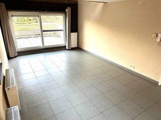 <p><strong><span><span><span><span>Vraag uw bezoek aan via info@optimusvastgoed.be</span></span></span><span><span> </span></span><br /><span><span><span>TE HUUR: appartement met 1 slaapkamer en terras in Diepenbeek!</span></span></span></span></strong><br /><span><span><span><span>Dit appartement is gelegen vlakbij het centrum van Diepenbeek op de verbindingsweg tussen Diepenbeek en Genk. Het bevindt zich op de eerste en tweede verdieping en beschikt over een ruime woonkamer met open ingerichte keuken, terras, badkamer met douche en 1 slaapkamer met bureelruimte. Ondergronds is er tevens een autostaanplaats en privatieve berging inbegrepen in de huurprijs.<br /><b>Ligging: </b><br />Vlakbij het centrum van Diepenbeek waar u tal van faciliteiten, eet- en drinkgelegenheden terugvindt. De universiteit van Diepenbeek is gelegen op 10min. rijden. <br /><strong>Indeling</strong>:<br />- Eerste verdieping: inkomhal, toilet, woonkamer met open keuken, berging, badkamer met inloopdouche en terras.<br />- Tweede verdieping: mezzanine als slaapkamer met eventueel bureelruimte<br />- Ondergronds: autostaanplaats en privatieve berging<br /><strong>Troeven:</strong><br />- Gunstige ligging!<br />- Vlotte bereikbaarheid!<br />- Terras (16m²)<br />- Ondergrondse autostaanplaats en privatieve berging!<br /><br /><strong>EPC B met certificaatnummer 20200924-0002319667-RES-1<br />Gemeenschappelijke kosten: €65 per maand zonder jaarlijkse afrekening.<br />Onmiddellijk beschikbaar.</strong></span></span></span></span><br /> </p>