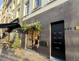 Stijlvolle commerciële ruimte van +/- 80 m² in de levendige Kloosterstraat.De moderne gevel en hoogwaardige afwerking met gietvloer, ingemaakte...
