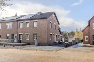 Deze ruime en verzorgde woning in de Vliegstraat te Rekem biedt een mooie combinatie van comfort, ruimte en functionaliteit. De woning beschikt over lichtrijke leefruimtes, een praktische indeling en een aangename buitenruimte.<br />Met zonnepanelen en airconditioning op de bovenverdieping geniet u hier van extra wooncomfort. De woning is bovendien veelzijdig ingedeeld, waardoor ze perfect geschikt is voor gezinnen of voor wie op zoek is naar extra ruimte om wonen en werken te combineren.<br /><br /><strong>Ligging & omgeving</strong><br />De woning is rustig gelegen in Rekem, een deelgemeente van Lanaken die bekend staat om haar charmante karakter en groene omgeving. U woont hier in een aangename en residentiële buurt, met alle nodige voorzieningen in de nabijheid zoals winkels, scholen en horeca.<br /><br />Dankzij de gunstige ligging bent u bovendien snel in het centrum van Lanaken en bereikt u ook Maastricht in slechts enkele minuten. De omgeving biedt daarnaast tal van fiets- en wandelmogelijkheden, onder meer in de nabijgelegen natuurgebieden en langs de Maas.<br /><br />Kortom, een ideale ligging voor wie rustig wil wonen, maar toch vlot verbonden wil blijven met stad en voorzieningen.<br /><br /><strong>Indeling</strong><br />Via de inkomhal betreedt u de woning, waar u meteen toegang heeft tot het apart gastentoilet.<br />De ruime en lichtrijke woonkamer vormt het hart van de woning en biedt extra gezelligheid dankzij de aanwezige haard.<br />Aansluitend bevindt zich een aparte, ruime keuken die volledig is ingericht en voldoende plaats biedt voor comfortabel koken en leven.<br /><br />Verder beschikt de woning over een extra multifunctionele ruimte, momenteel ingericht als tweede keukenhoek met koelkast, eettafel en voorzieningen voor wasmachine en droogkast. Deze ruimte kan perfect dienen als bijkeuken, eetruimte of hobbyruimte.<br />Op de eerste verdieping bevinden zich drie slaapkamers, waarvan één momenteel ingericht is als bureau. De aanwezigheid van airconditioning op deze verdieping zorgt voor extra comfort tijdens warme dagen. De badkamer is uitgerust met een douche, dubbele lavabo en toilet.<br /><br /><strong>Buitenruimte</strong><br />De woning beschikt over een ruim aangelegde tuin waar u in alle rust kan genieten. Het overdekte terras maakt het mogelijk om het hele jaar door buiten te vertoeven.<br /><br />Daarnaast zijn er twee garageboxen aanwezig, wat zorgt voor voldoende parkeergelegenheid en extra bergruimte.<br /><br /><br /><strong>Troeven op een rij</strong>
<ul>
<li>Rustige ligging in Rekem (Lanaken)</li>
<li>Zonnepanelen (18 stuks) met batterij</li>
<li>Airco op de gehele bovenverdieping</li>
<li>3 slaapkamers </li>
<li>Ruime leefruimte met haard</li>
<li>Aparte keuken</li>
<li>Extra multifunctionele ruimte</li>
<li>Overdekt terras en ruime tuin</li>
<li>Twee garageboxen</li>
</ul>
Samengevat: een ruime en instapklare woning met veel comfort, praktische indeling en een uitstekende ligging in het charmante Rekem.<br /><br />Wenst u graag meer informatie of een bezichtiging? Neem contact met ons op via het nummer<strong><span><span>+32 (0)89 23 44 22</span></span></strong><span><span> </span></span>of mail naar <span><strong>info@immoverslegers.be</strong></span>!